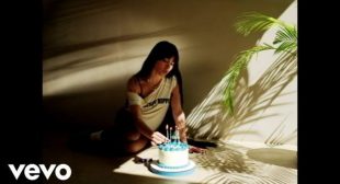 HOY ES TU CUMPLEAnOS (English Translation) Lyrics