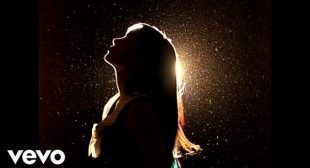 LA CHICA PERFECTA (English Translation) Lyrics