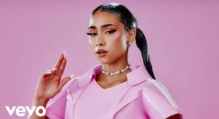 SiNKRONiZAMOS (English Translation) Lyrics – Paloma Mami