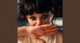 Mărgele Song Lyrics