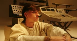 NON IN VENDITA (English Translation) Song Lyrics