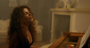 Amar De Novo (Set Fire To The Rain) Song Lyrics