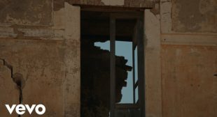 Lyrics of Tra Le Nuvole Song