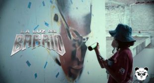 Lyrics of LA LUZ DEL BARRIO Song